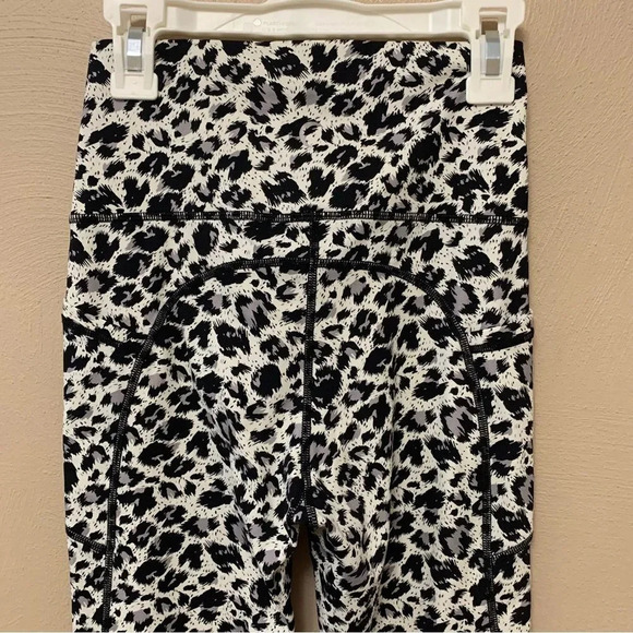 Zyia Active Black White Snow Leopard Print Brilliant Pocket Workout Leggings - Picture 9 of 12
